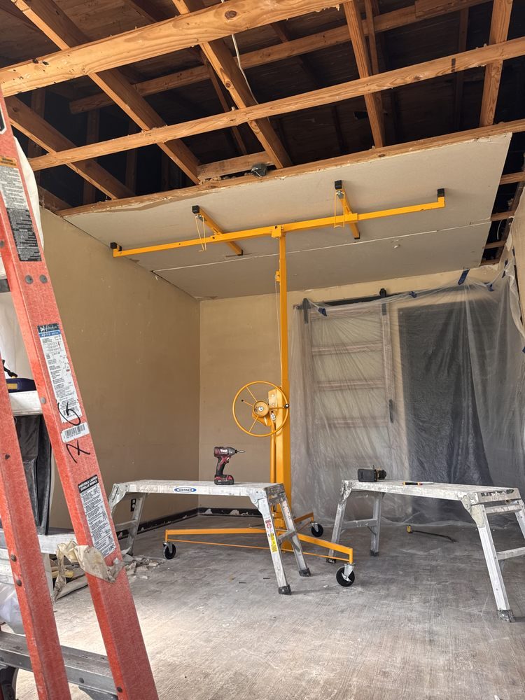 Hanging a ceiling drywall sheet with a panel lift